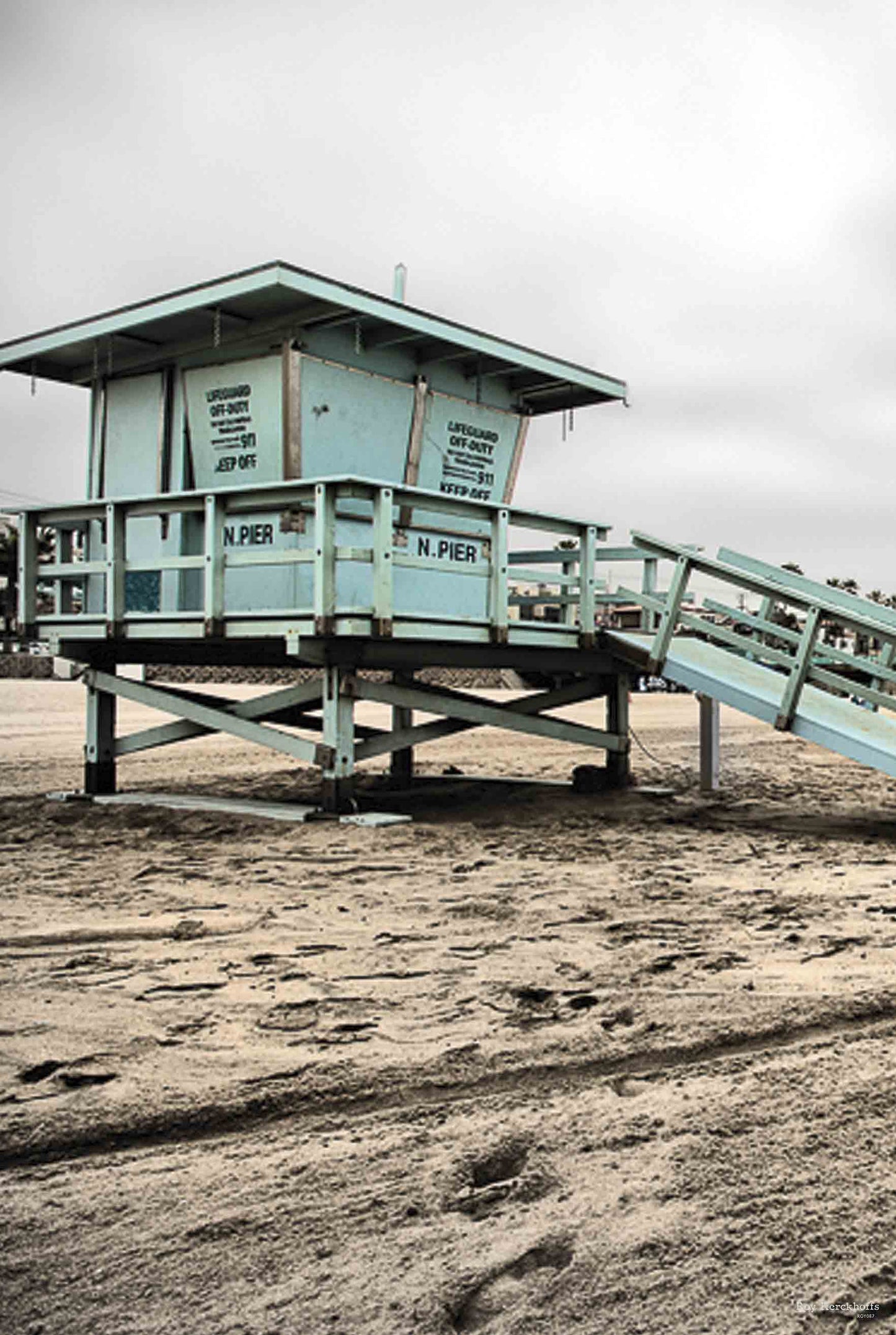 Manhattan Beach Guard 24 X 36